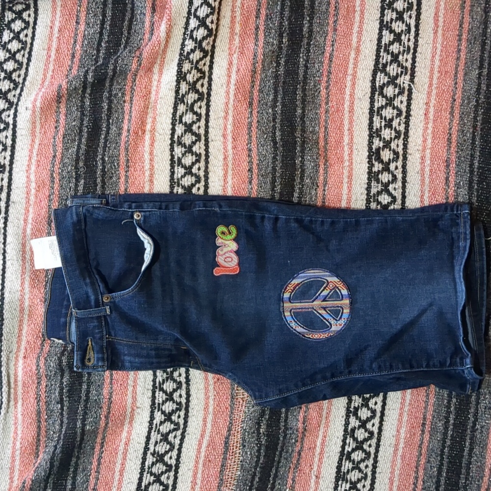 Levi's Denim Shorts with Patches - Picture 11 of 12